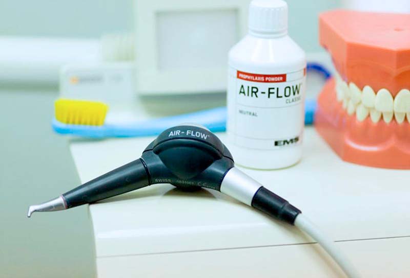 Чистка зубов Air Flow в стоматологической клинике Дентал Визит